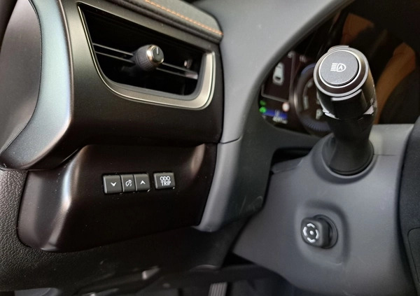 Lexus UX cena 184900 przebieg: 4091, rok produkcji 2023 z Kraków małe 529